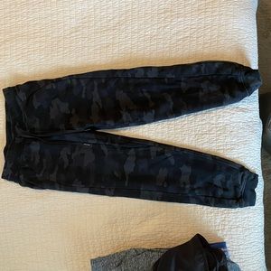 Lululemon Scuba Joggers. Hi rise. Black Camo
